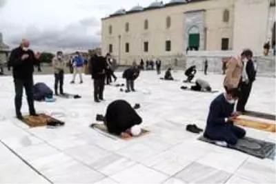 74 gün aradan sonra Ankara'da ilk cuma namazı kılındı 74 gün aradan sonra Ankara'da ilk cuma namazı kılındı