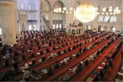 74 gün aradan sonra Ankara'da ilk cuma namazı kılındı 74 gün aradan sonra Ankara'da ilk cuma namazı kılındı