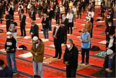 74 gün aradan sonra Ankara'da ilk cuma namazı kılındı 74 gün aradan sonra Ankara'da ilk cuma namazı kılındı
