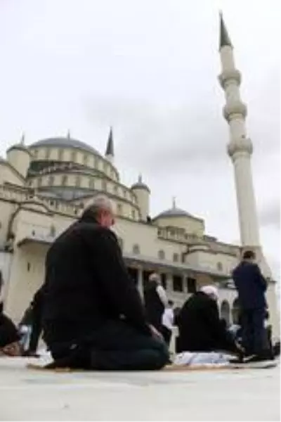 74 gün aradan sonra Ankara'da ilk cuma namazı kılındı 74 gün aradan sonra Ankara'da ilk cuma namazı kılındı