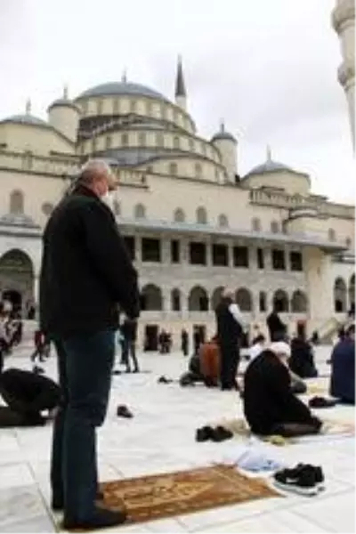 74 gün aradan sonra Ankara'da ilk cuma namazı kılındı 74 gün aradan sonra Ankara'da ilk cuma namazı kılındı