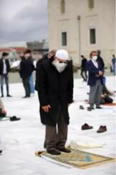 74 gün aradan sonra Ankara'da ilk cuma namazı kılındı 74 gün aradan sonra Ankara'da ilk cuma namazı kılındı