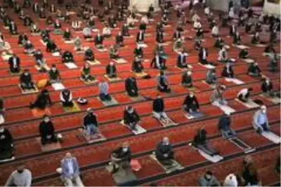 74 gün aradan sonra Ankara'da ilk cuma namazı kılındı 74 gün aradan sonra Ankara'da ilk cuma namazı kılındı