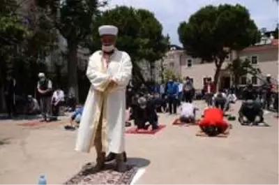 74 gün sonra camilerde ilk namaz 74 gün sonra camilerde ilk namaz