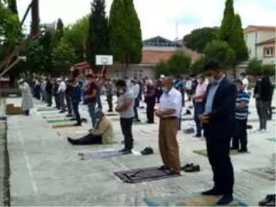 74 gün sonra camilerde ilk namaz 74 gün sonra camilerde ilk namaz