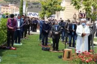 74 gün sonra camilerde ilk namaz 74 gün sonra camilerde ilk namaz