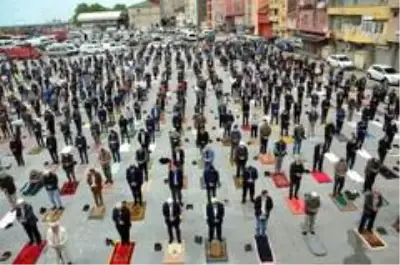 74 gün sonra ilk Cuma namazı otoparkta kılındı 74 gün sonra ilk Cuma namazı otoparkta kılındı