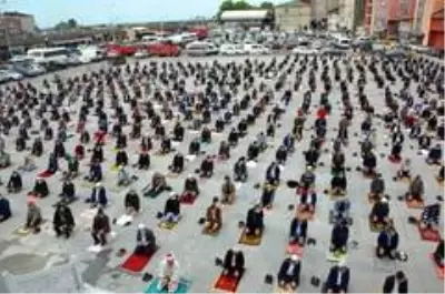 74 gün sonra ilk Cuma namazı otoparkta kılındı 74 gün sonra ilk Cuma namazı otoparkta kılındı