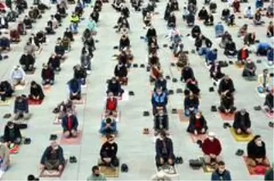 74 gün sonra ilk Cuma namazı otoparkta kılındı 74 gün sonra ilk Cuma namazı otoparkta kılındı