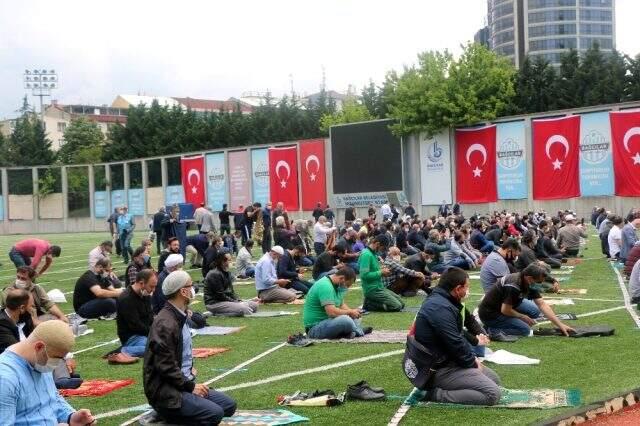74 günün ardından ilk Cuma namazı maskelerle ve sosyal mesafeli kılındı 74 günün ardından ilk Cuma namazı maskelerle ve sosyal mesafeli kılındı