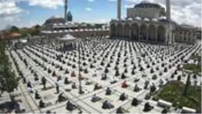 74 günün ardından ilk Cuma namazı maskelerle ve sosyal mesafeli kılındı 74 günün ardından ilk Cuma namazı maskelerle ve sosyal mesafeli kılındı