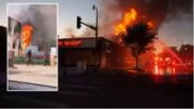 ABD'de siyahi vatandaşın polis tarafından öldürüldüğü Minneapolis savaş alanına döndü ABD'de siyahi vatandaşın polis tarafından öldürüldüğü Minneapolis savaş alanına döndü