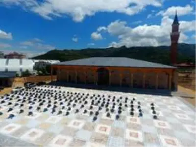 Afyonkarahisar'da yeniden inşa edilen 565 yıllık tarihi camide ilk cuma namazı