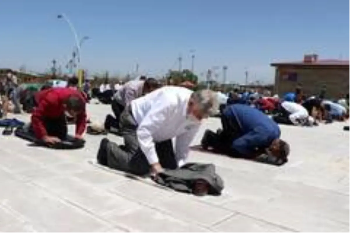 Ağrı'da sosyal mesafeli ilk cuma namazı kılındı