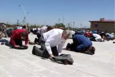 Ağrı'da sosyal mesafeli ilk cuma namazı kılındı