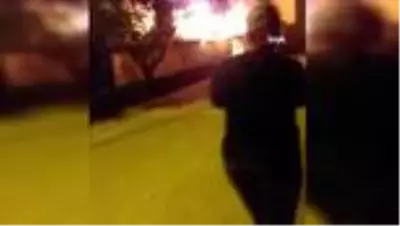 Alevler geceyi aydınlattı, ev tamamen yandı