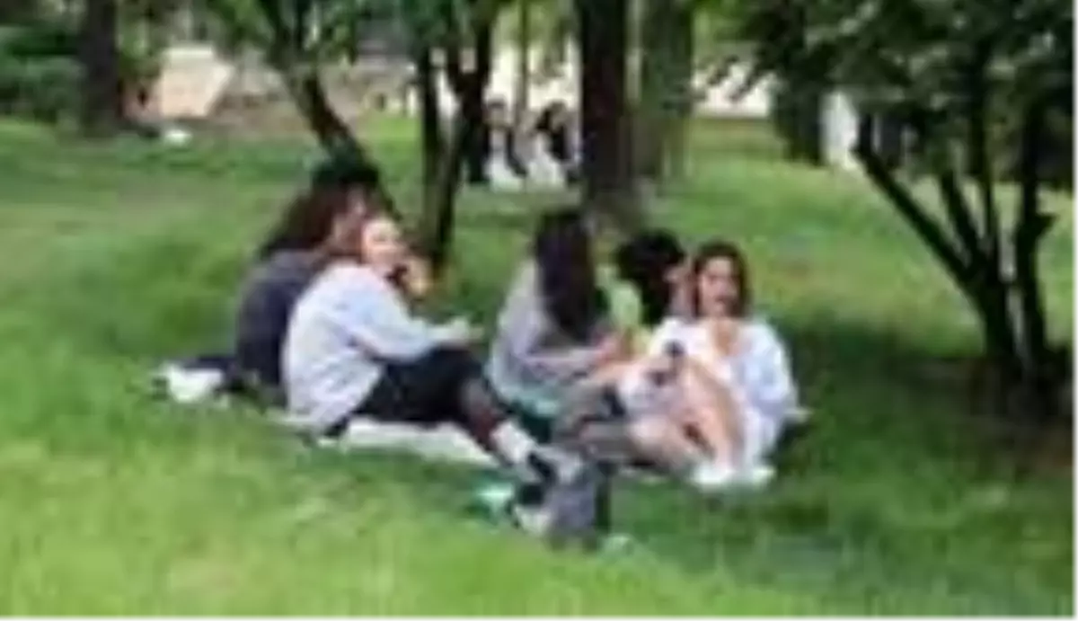 Ankara'da gençler parklara akın etti