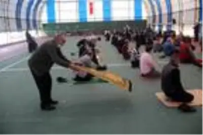 Ardahan ve Muş'ta, sosyal mesafeli cuma namazı Ardahan ve Muş'ta, sosyal mesafeli cuma namazı