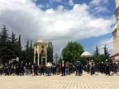 Aylar sonra kalabalıklar ilk defa birlikte saf tuttu Aylar sonra kalabalıklar ilk defa birlikte saf tuttu