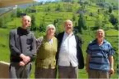 Azerbaycan'daki kına gecesi karantinada biten aile, evine döndü