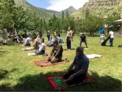 Bahçede saf tutup cuma namazını kıldılar Bahçede saf tutup cuma namazını kıldılar