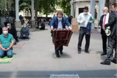Balıkesir'de binler cuma namazı için saf tuttu Balıkesir'de binler cuma namazı için saf tuttu