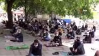 Balıkesir'de sosyal mesafeli Cuma namazı Balıkesir'de sosyal mesafeli Cuma namazı