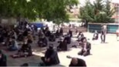 Balıkesir'de sosyal mesafeli Cuma namazı Balıkesir'de sosyal mesafeli Cuma namazı