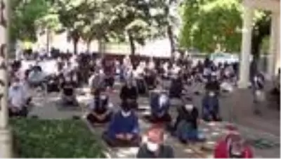 Balıkesir'de sosyal mesafeli Cuma namazı Balıkesir'de sosyal mesafeli Cuma namazı