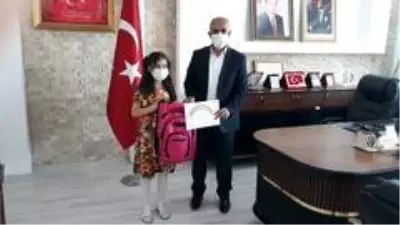 Başkan Ensari, 'Haydi Hayalini Çiz' etkinliğine katılan Ecrin'i ödüllendirdi