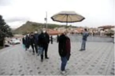 Başkent'te cuma namazı cami avlularında, halı sahalarda kılındı Başkent'te cuma namazı cami avlularında, halı sahalarda kılındı