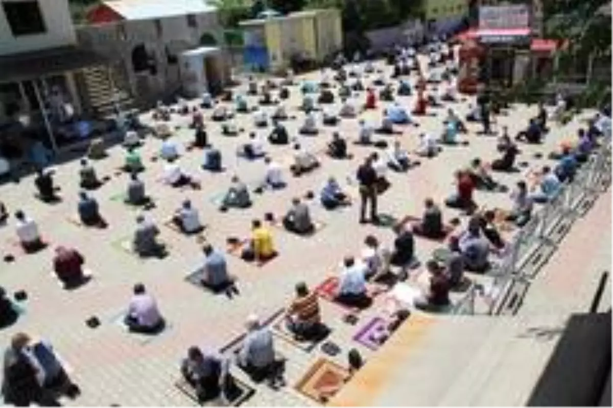 Batman'da sosyal mesafeli cuma namazı