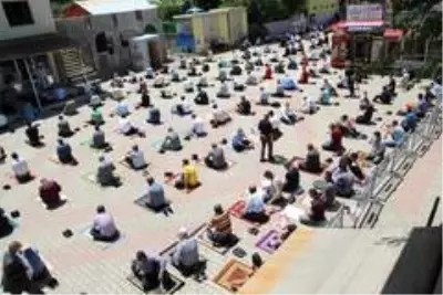 Batman'da sosyal mesafeli cuma namazı Batman'da sosyal mesafeli cuma namazı