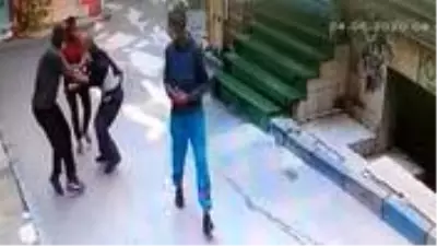 Bayram sabahı Beyoğlu'nda 3 Faslının yaşlı adamı gasp ettiği anın görüntüleri ortaya çıktı Bayram sabahı Beyoğlu'nda 3 Faslının yaşlı adamı gasp ettiği anın görüntüleri ortaya çıktı