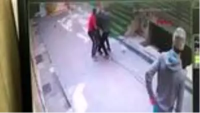 Bayram sabahı Beyoğlu'nda 3 Faslının yaşlı adamı gasp ettiği anın görüntüleri ortaya çıktı Bayram sabahı Beyoğlu'nda 3 Faslının yaşlı adamı gasp ettiği anın görüntüleri ortaya çıktı