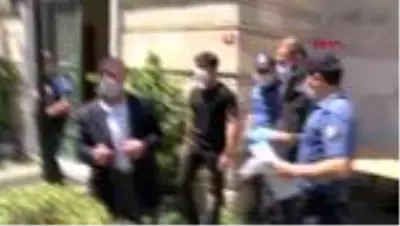 BEYOĞLU’NDA BAYRAM SABAHI YAŞLI ADAMIN GASP EDİLME ANLARI KAMERADA