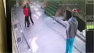 Bayram sabahı Beyoğlu'nda 3 Faslının yaşlı adamı gasp ettiği anın görüntüleri ortaya çıktı Bayram sabahı Beyoğlu'nda 3 Faslının yaşlı adamı gasp ettiği anın görüntüleri ortaya çıktı
