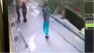 Bayram sabahı Beyoğlu'nda 3 Faslının yaşlı adamı gasp ettiği anın görüntüleri ortaya çıktı Bayram sabahı Beyoğlu'nda 3 Faslının yaşlı adamı gasp ettiği anın görüntüleri ortaya çıktı