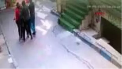 Bayram sabahı Beyoğlu'nda 3 Faslının yaşlı adamı gasp ettiği anın görüntüleri ortaya çıktı Bayram sabahı Beyoğlu'nda 3 Faslının yaşlı adamı gasp ettiği anın görüntüleri ortaya çıktı