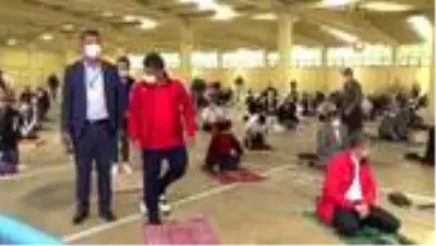Bilecik'te yüzlerce kişi aynı anda 76 gün sonra cuma namazı kıldı Bilecik'te yüzlerce kişi aynı anda 76 gün sonra cuma namazı kıldı