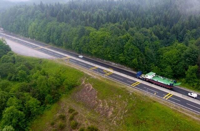 Bolu Dağı'ndan yük nakliye gemisi geçti Bolu Dağı'ndan yük nakliye gemisi geçti