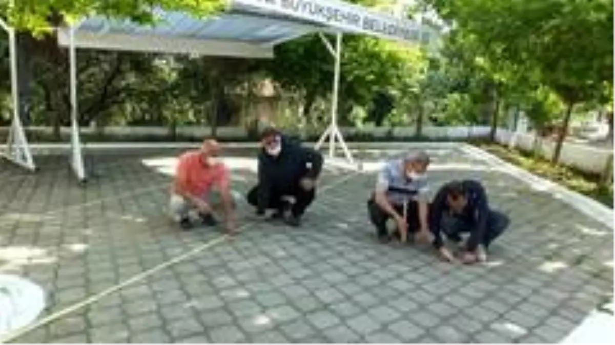 Burhaniye'de cami avluları Cuma Namazı'na hazırlandı