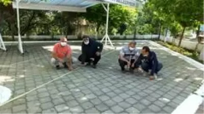 Burhaniye'de cami avluları Cuma Namazı'na hazırlandı Burhaniye'de cami avluları Cuma Namazı'na hazırlandı