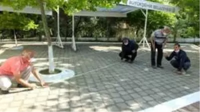 Burhaniye'de cami avluları Cuma Namazı'na hazırlandı Burhaniye'de cami avluları Cuma Namazı'na hazırlandı