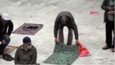 BURSA Vatandaşlar 600 yıllık Ulu Cami’nin avlusunda saf tuttu