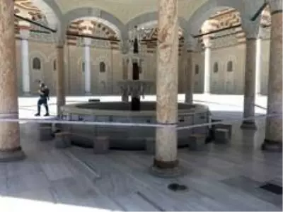 Büyük Çamlıca Camii'nde cemaatle sosyal mesafeli ilk Cuma namazı kılındı Büyük Çamlıca Camii'nde cemaatle sosyal mesafeli ilk Cuma namazı kılındı