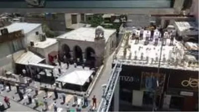 Cami avlusuna sığmayan Kilisliler çatılarda namaz kıldı Cami avlusuna sığmayan Kilisliler çatılarda namaz kıldı