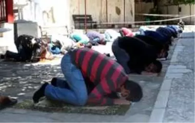 Camiler yeniden ibadete açıldı Camiler yeniden ibadete açıldı