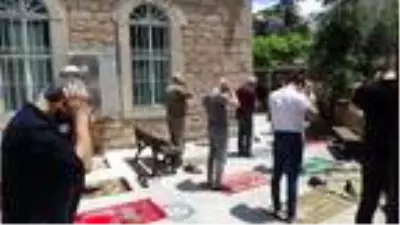 Çanakkale'de cuma namazı sosyal mesafeli kılındı Çanakkale'de cuma namazı sosyal mesafeli kılındı