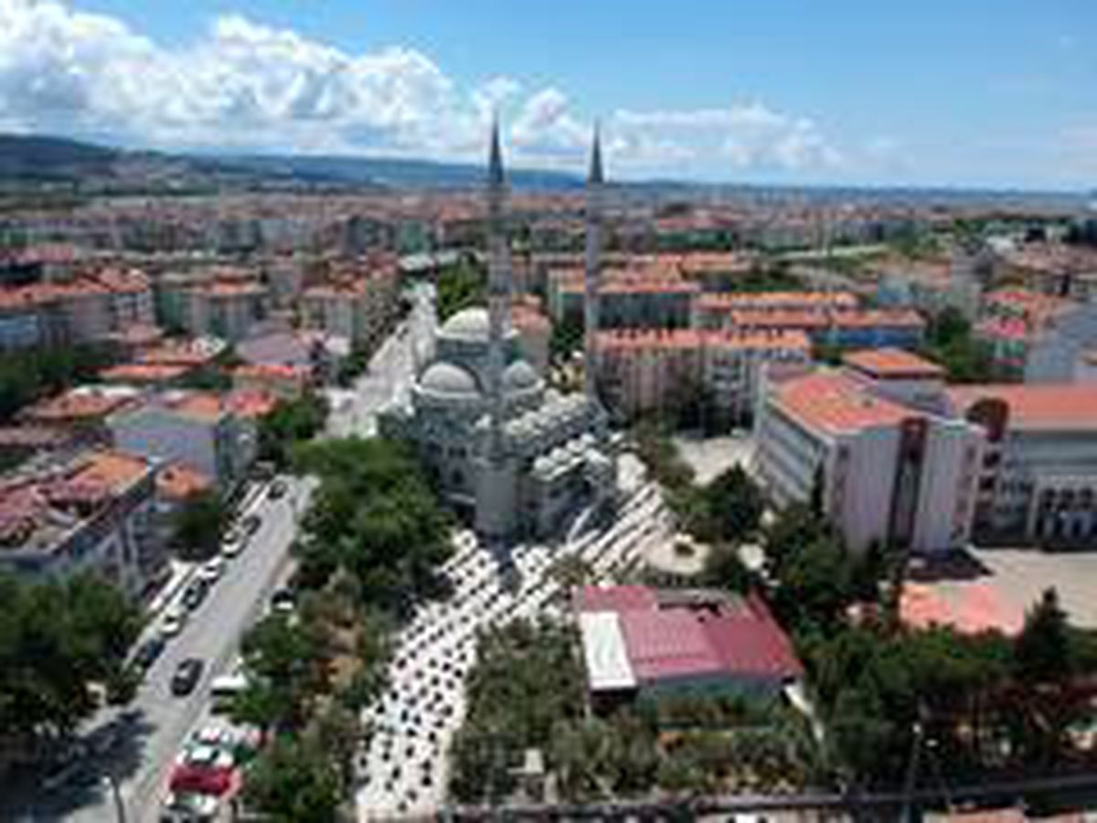 Çanakkale'de sosyal mesafeli ilk cuma namazı kılındı